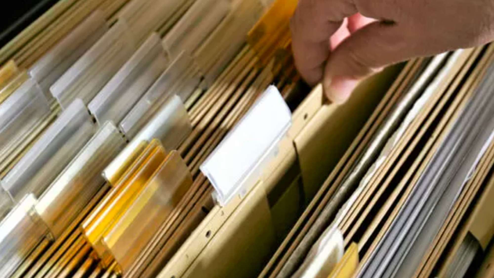 L'onere della prova nei rapporti bancari: il correntista deve richiedere la documentazione prima di agire in giudizio.