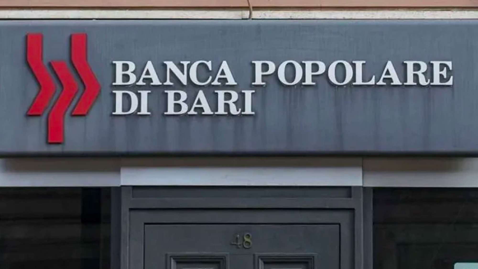 Banca Popolare di Bari condannata: oltre 170mila euro di risarcimento per la vendita di azioni illiquide.